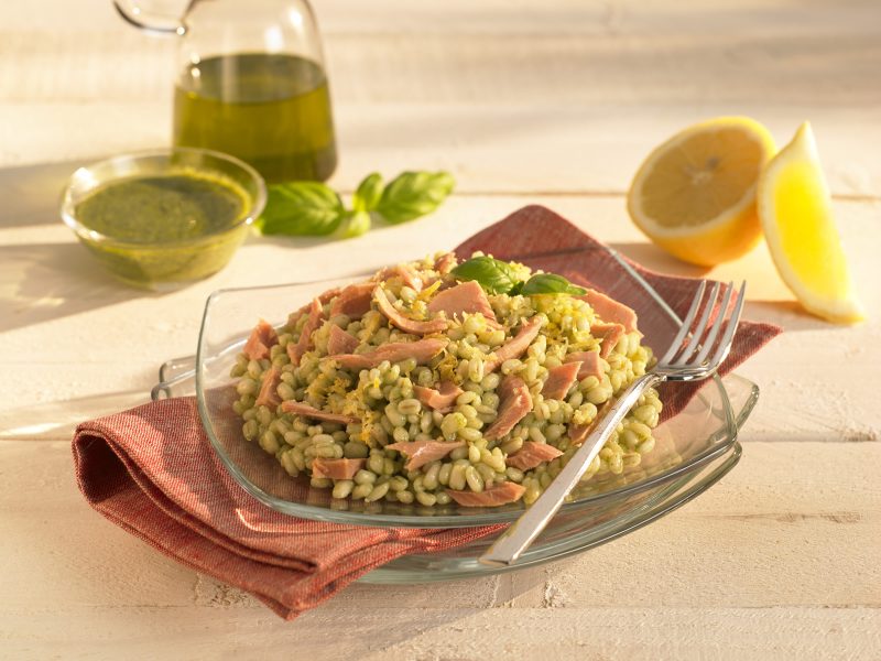 Insalata fredda orzo, pesto, tonno e limone