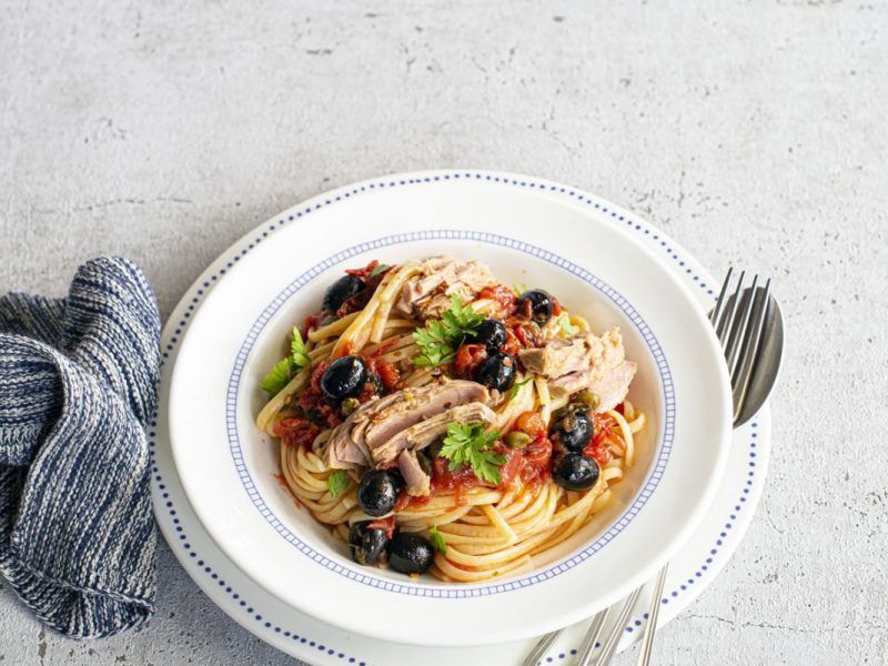 Linguine alla puttanesca con filetti di tonno